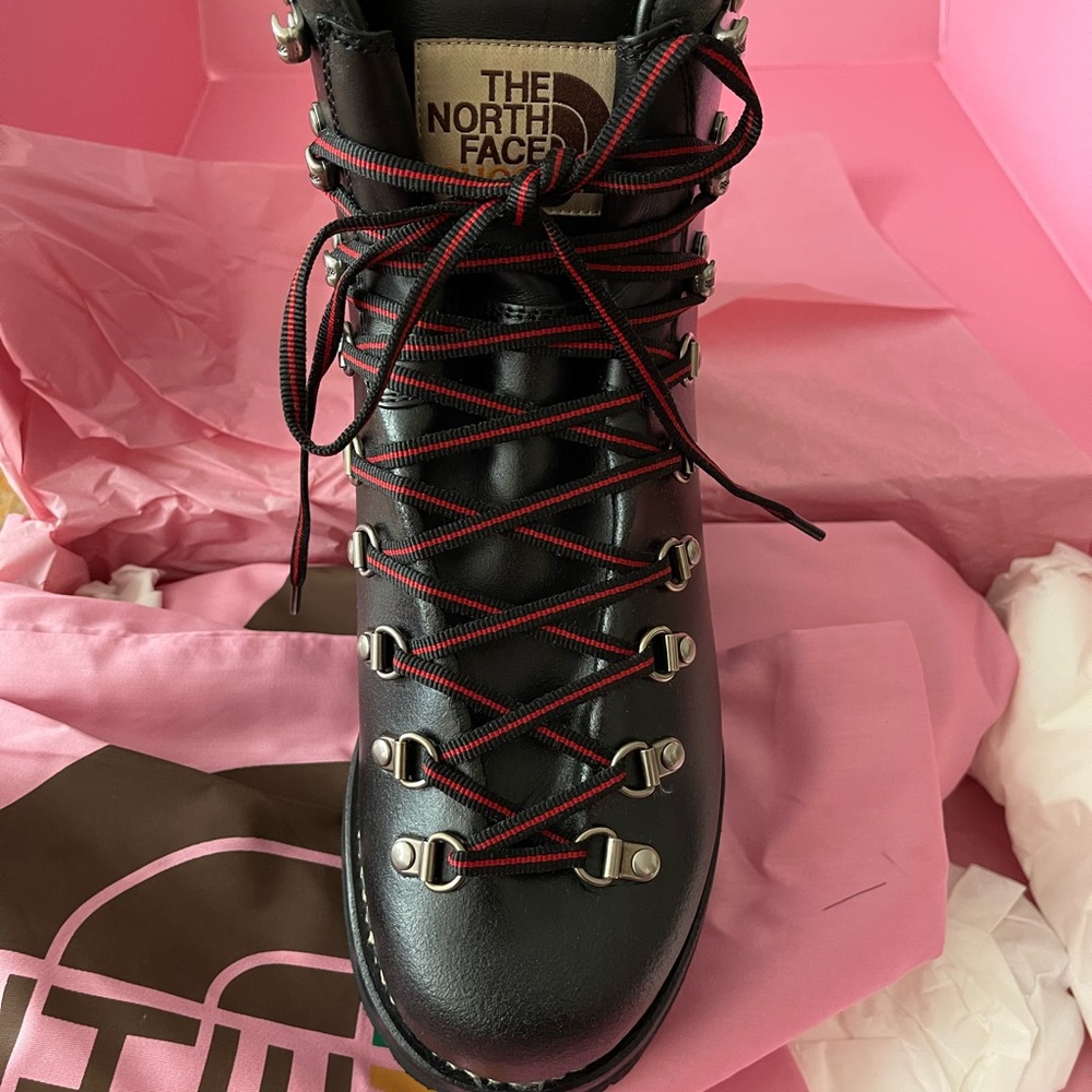 This pair of ankle boots is part of The North Face x Gucci collection, - Picture 6 of 9